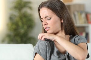 woman-itching-scratching-shoulder